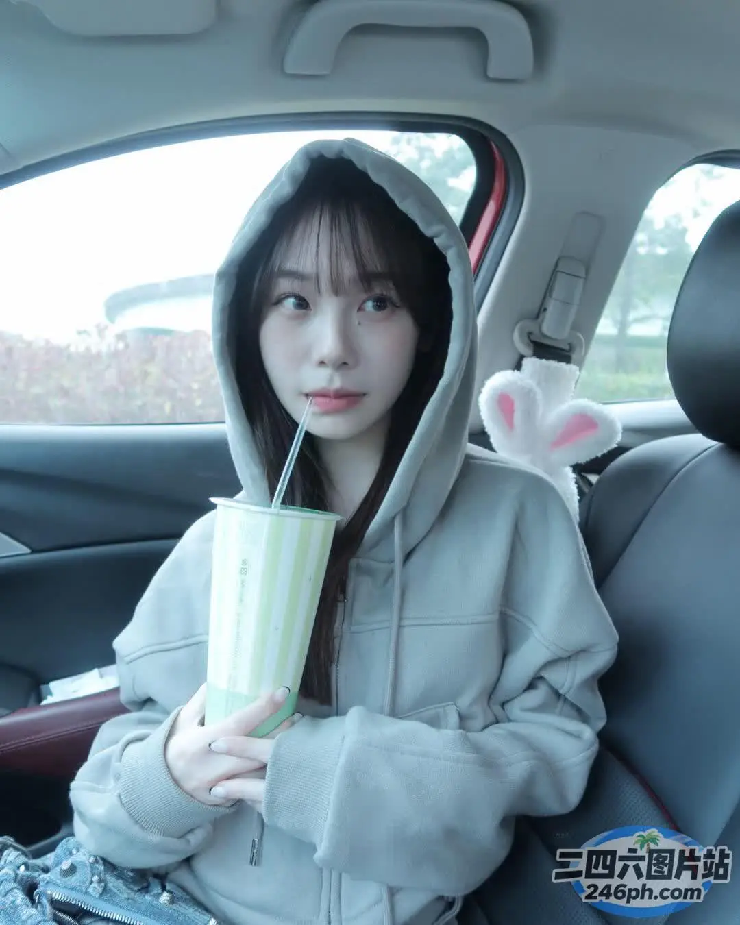 车里的女人，手里拿着饮料