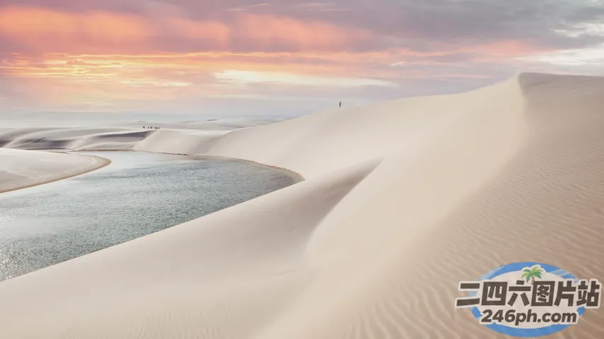 一条河流流经沙漠，粉红色天空的 arafed 视图