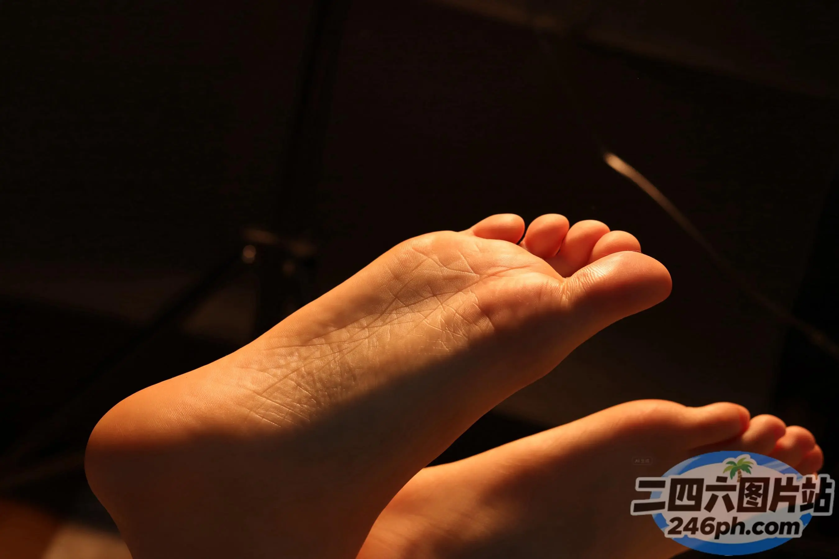 有人躺下，双脚悬空