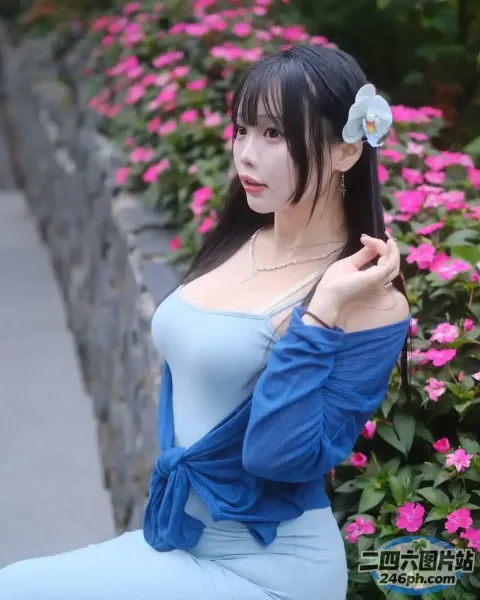 坐在长凳上的蓝色连衣裙的阿拉伯裔亚洲女子