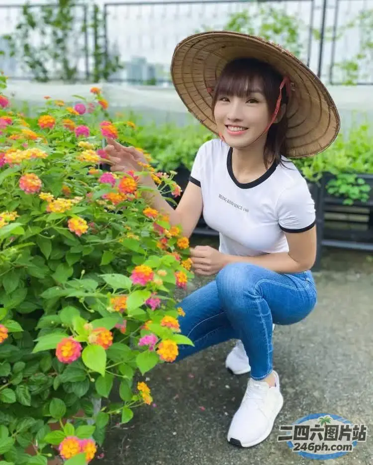 跪在一丛花丛前的阿拉夫德女人