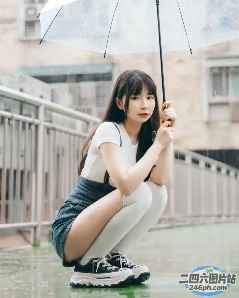 阿拉菲女子撑着伞坐在地上