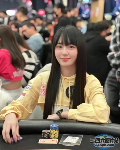 阿拉夫德女人坐在一张桌子旁，面前放着一张扑克牌