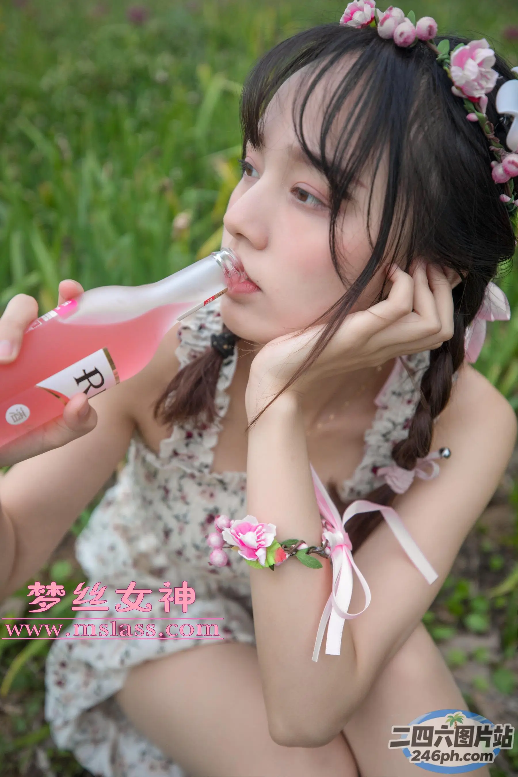 一个女人拿着一瓶水的特写