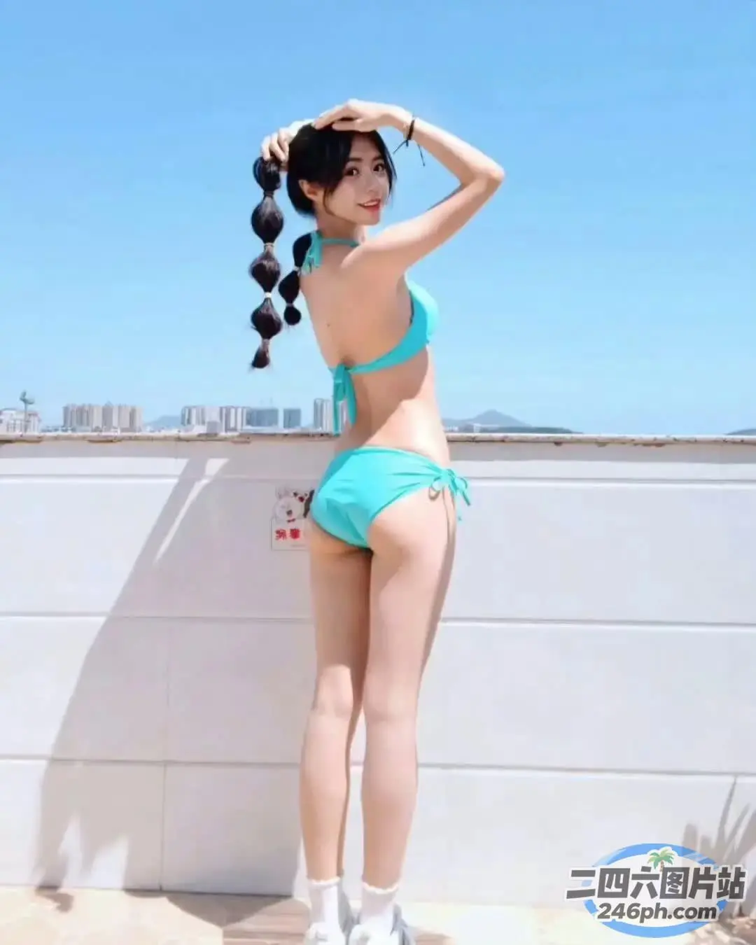 身穿蓝色比基尼和白色高跟鞋的阿拉伯女，站在窗台上