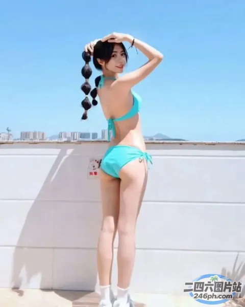 身穿蓝色比基尼和白色高跟鞋的阿拉伯女，站在窗台上