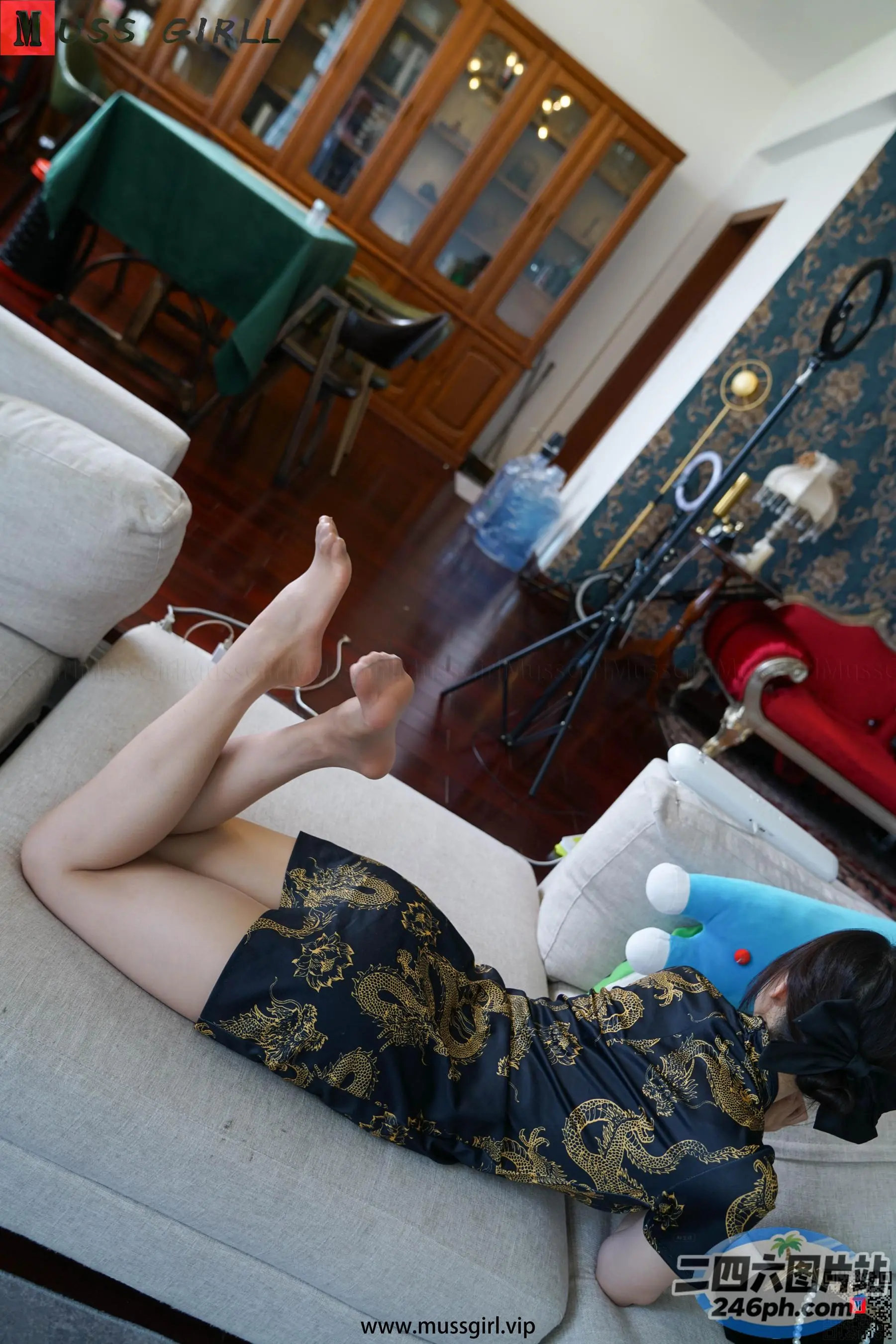 阿拉菲女子双腿交叉躺在沙发上