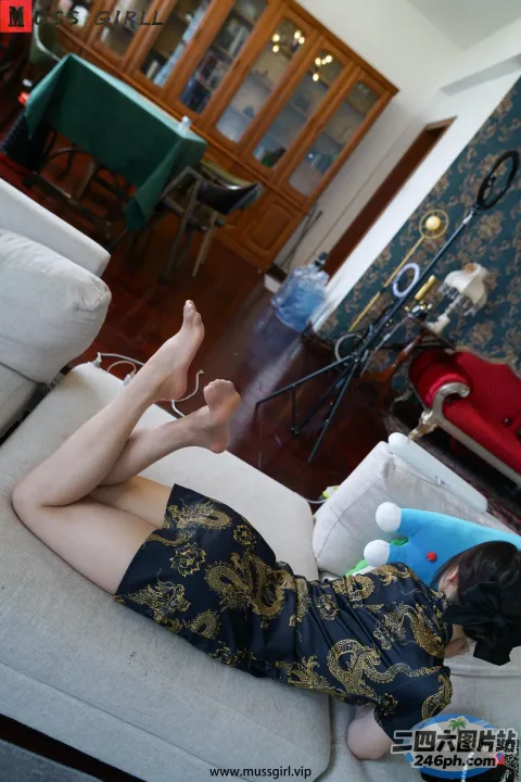 阿拉菲女子双腿交叉躺在沙发上