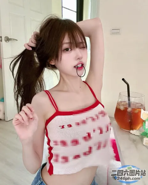 一个穿着红色上衣和饮料的女人的特写