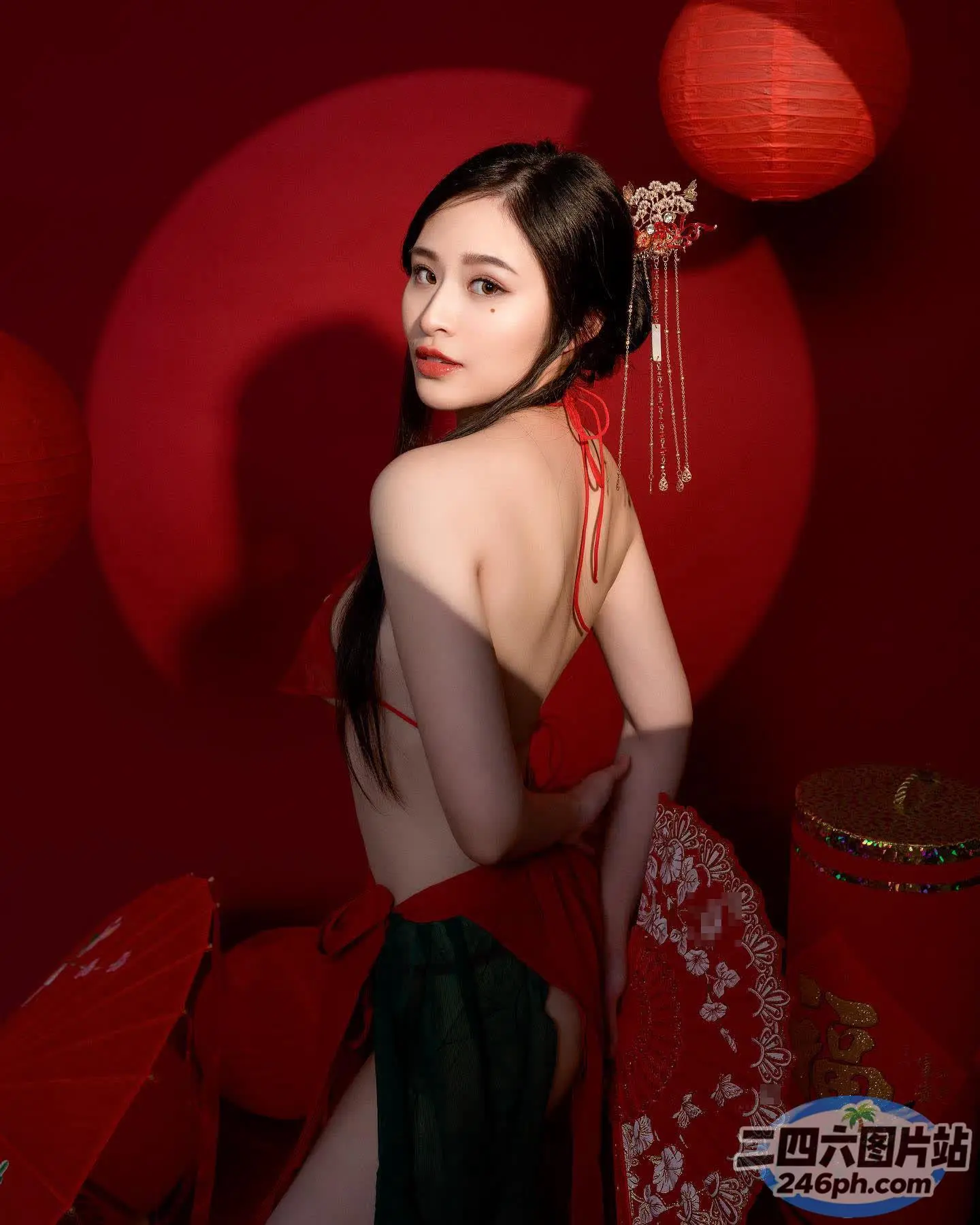 身穿红色连衣裙的 arafed 亚洲女子合影