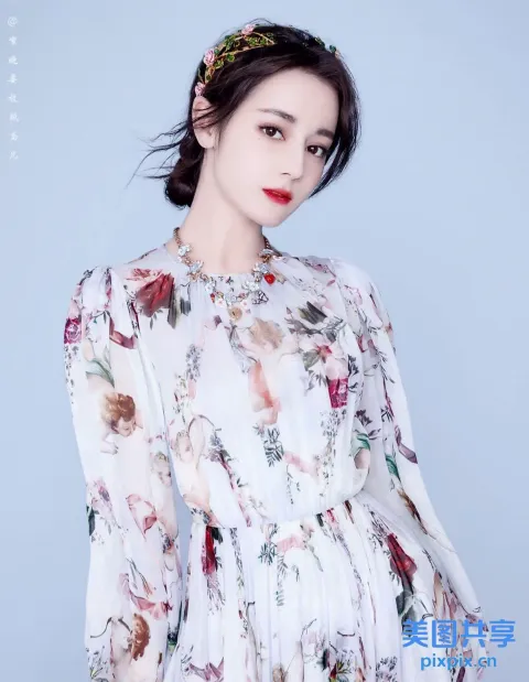 一个穿着白色连衣裙、戴着碎花头带的女人