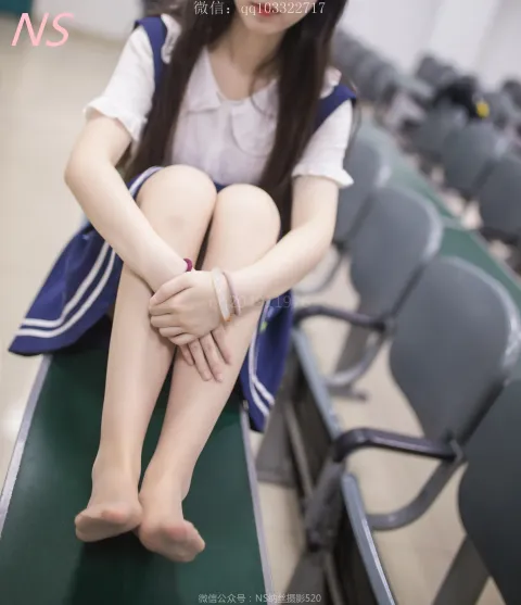 体育场的长凳上坐着一个女人