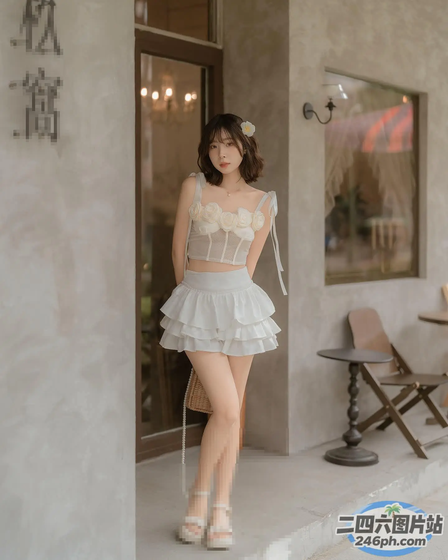 站在门廊上的白裙子的 araffe 女人