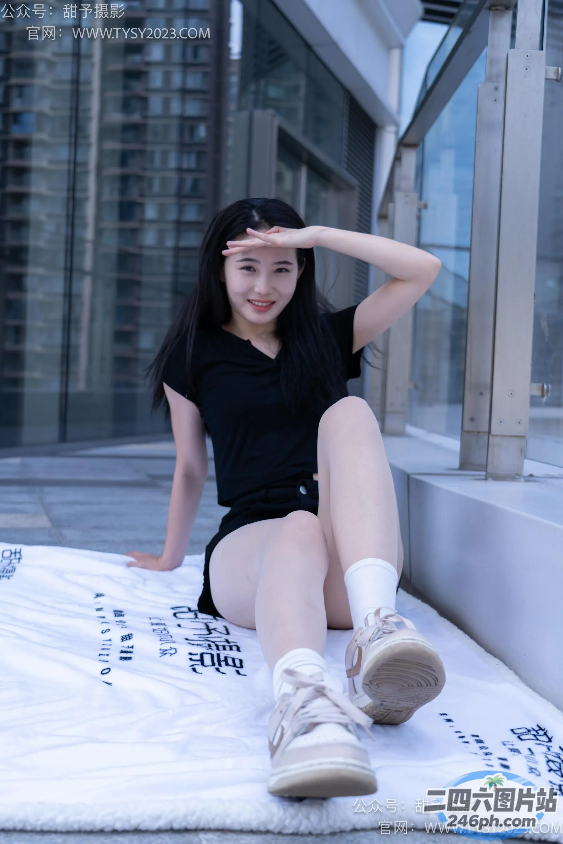 坐在城市毯子上的阿拉夫德亚洲妇女