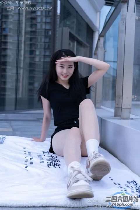 坐在城市毯子上的阿拉夫德亚洲妇女