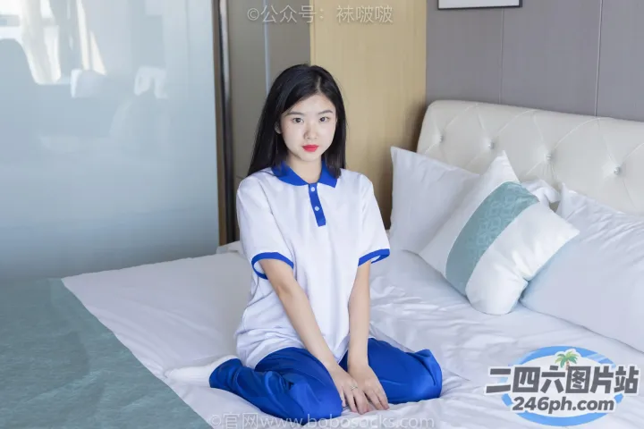 穿着蓝白衬衫坐在床上的阿拉菲德女人