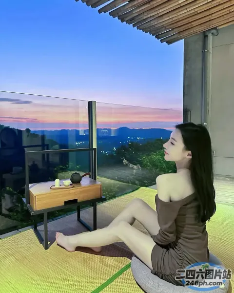 坐在地板上，可以看到城市的景色的阿拉夫德女人