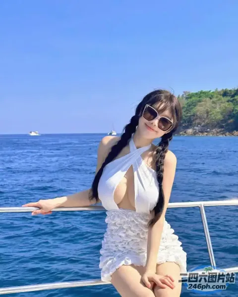 海洋船上的白裙 araffe 女子