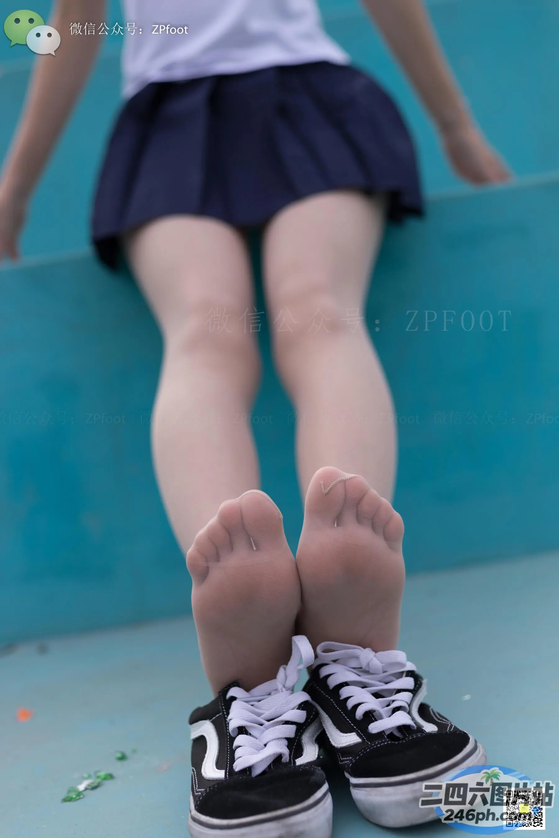 坐在长凳上的年轻女孩的 arafed 腿