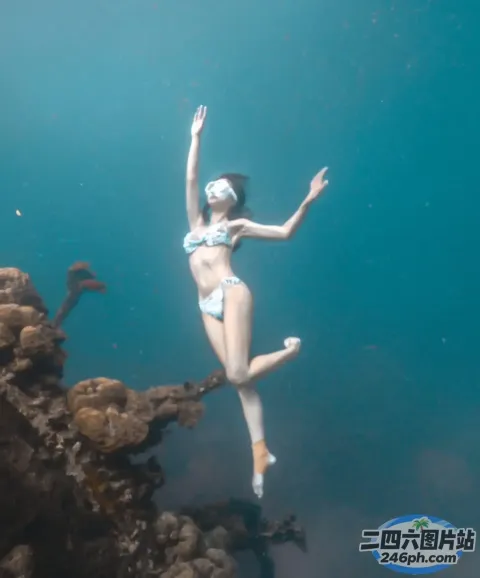 一个穿着比基尼的女人在水中游泳
