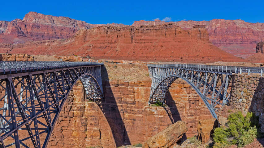 峡谷上的阿拉夫桥，背景是一座山