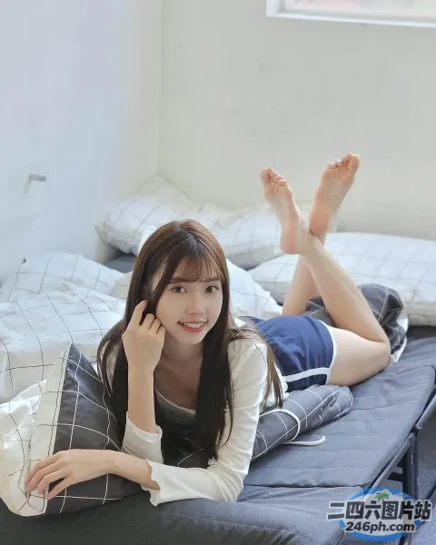 阿拉菲女人躺在床上，有枕头和电话