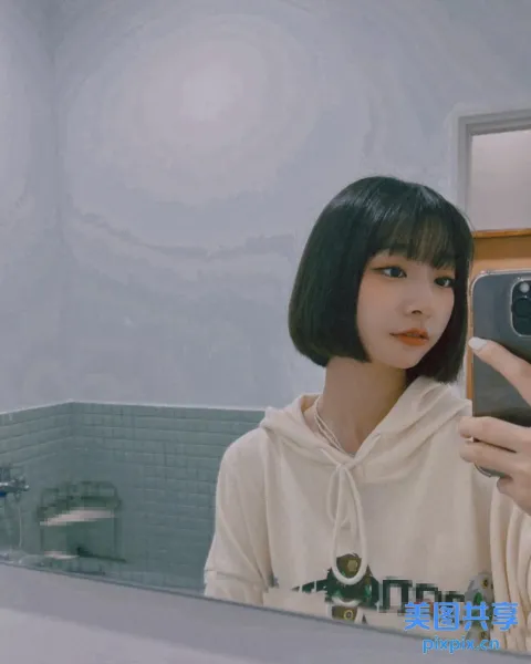 有个女人对着镜子自拍