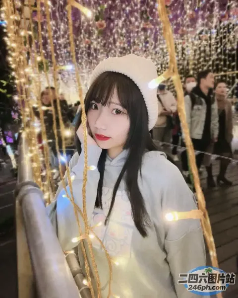 戴着白帽子和白色毛衣的 Araffe 女孩