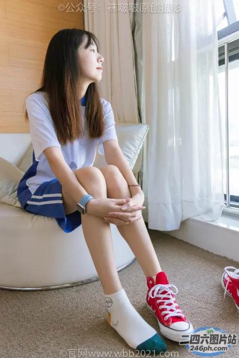 坐在房间里的豆袋上的阿拉夫德女人