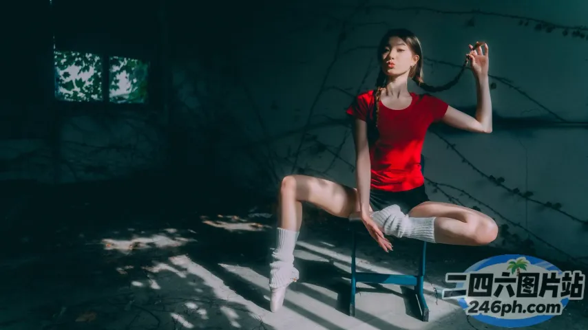坐在有窗户的房间里的椅子上的 arafed 女人