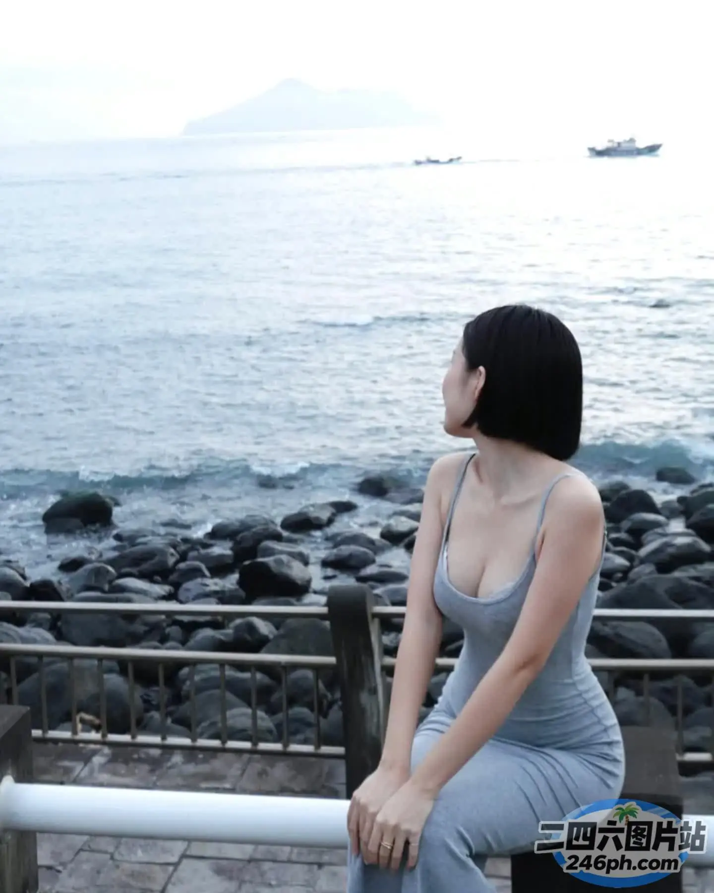有个女人坐在长凳上望着水面