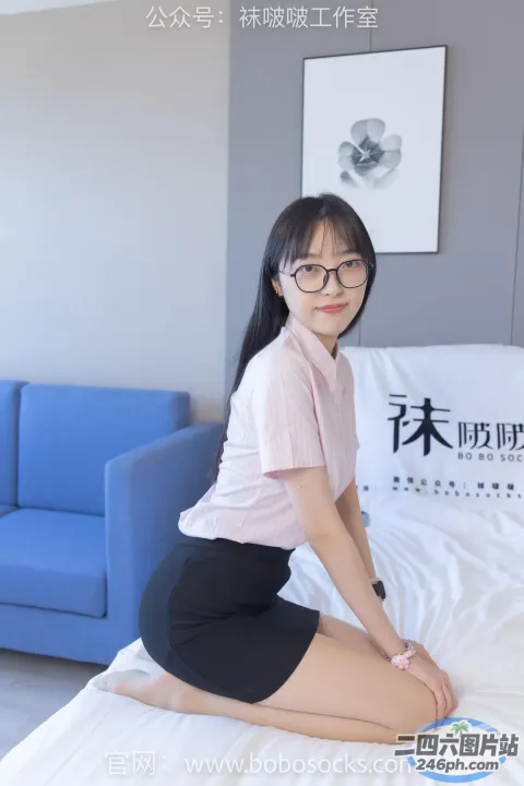 坐在床上的戴眼镜的 arafed 亚洲妇女