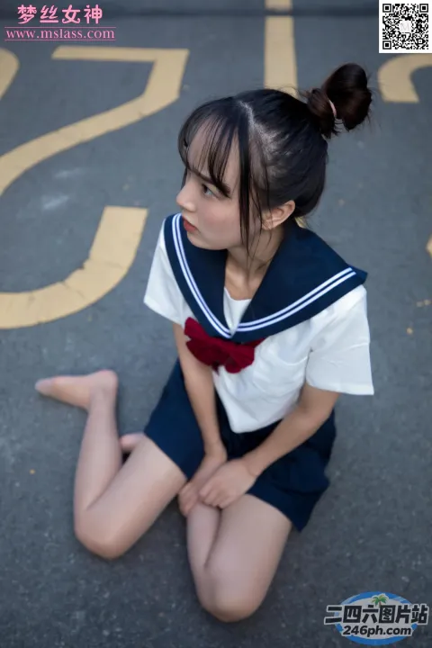 身穿水手服的 arafed 亚洲女子坐在地上