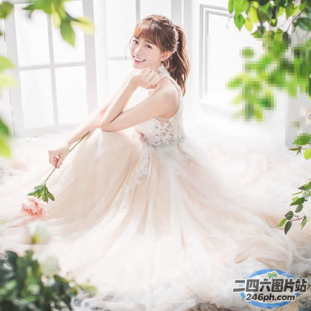 穿着婚纱坐在地毯上的阿拉菲女人