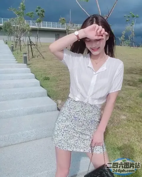 歌词大意： 有一个女人站在一些台阶上