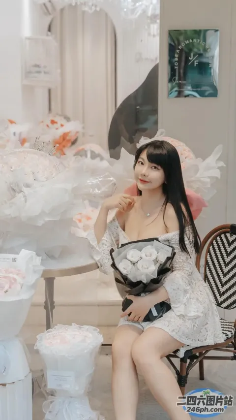 房间里的椅子上坐着一个女人