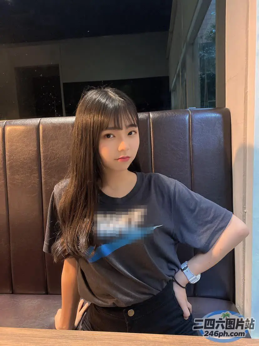 一个人坐在桌子旁拿着手表的特写