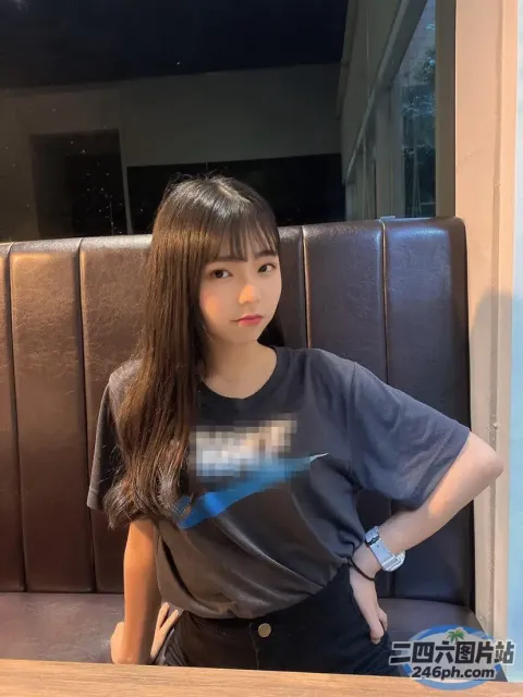 一个人坐在桌子旁拿着手表的特写
