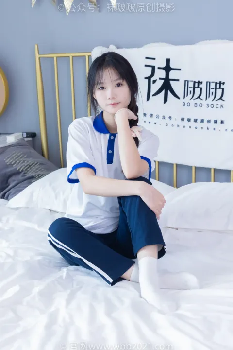 一个人穿着白衬衫坐在床上的特写