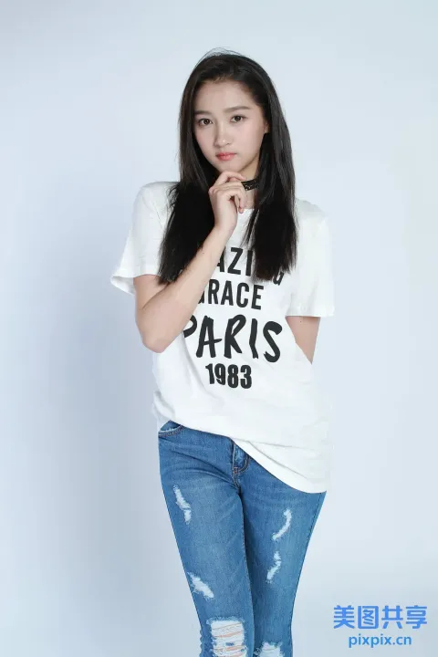 身穿白衬衫和牛仔裤的 arafed 女子合影留念