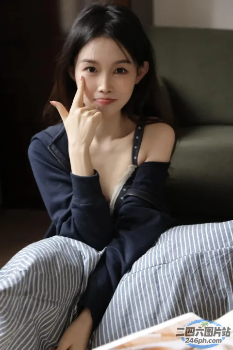 有个女人坐在床上，手里拿着一本书