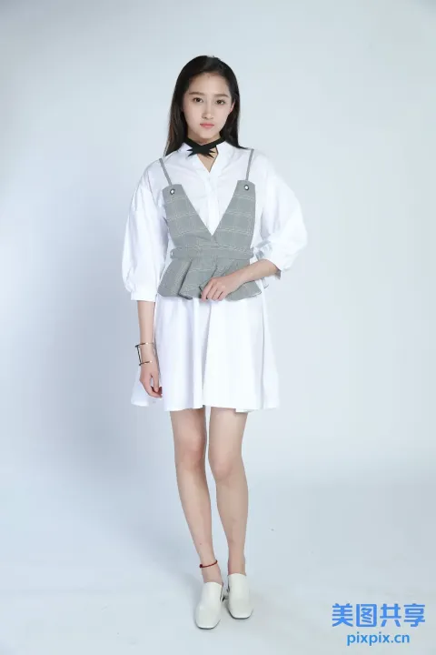 身穿白色连衣裙和灰色背心的阿拉夫女人