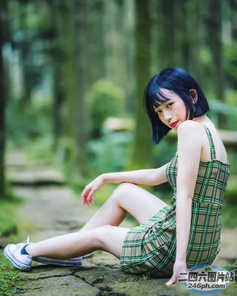 坐在森林岩石上的亚洲妇女