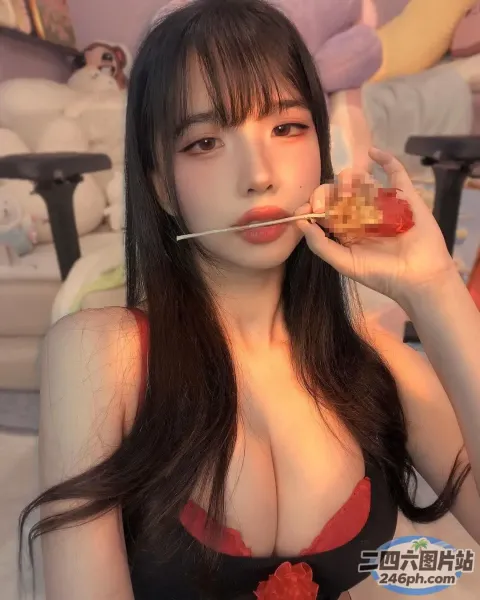 身穿黑色连衣裙的 araffe 亚洲女子，手里拿着一杯酒