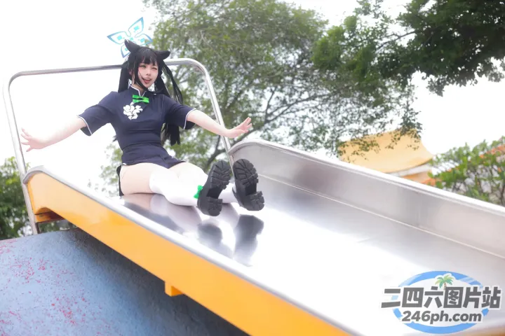 有一个女人坐在滑梯上
