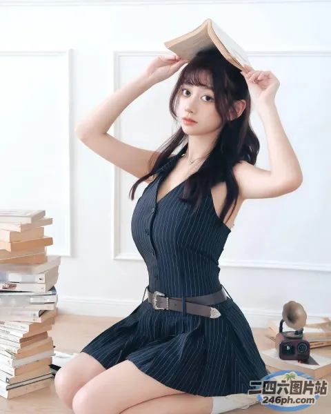 一个女人拿着一本书坐在地板上的特写