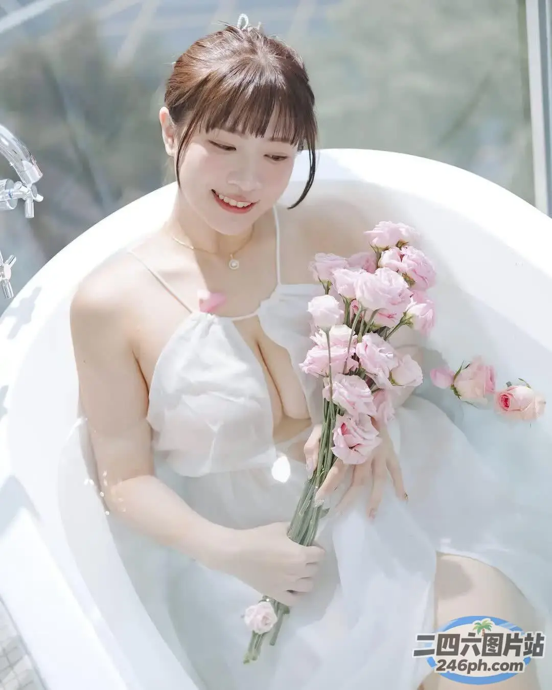 浴缸里的 araffe 女人，手里拿着鲜花