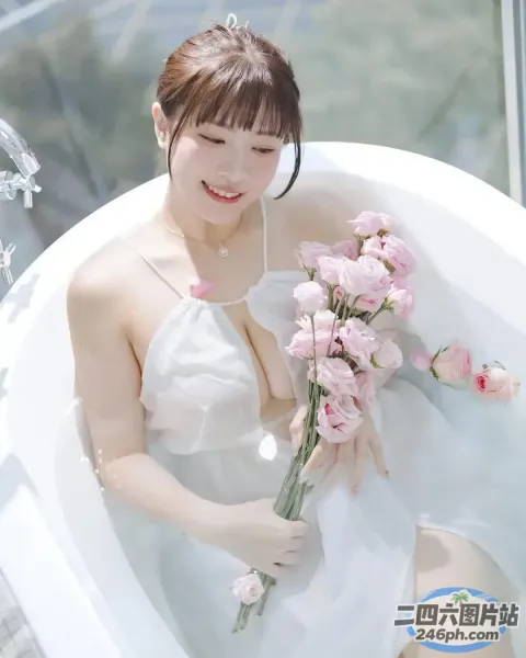 浴缸里的 araffe 女人，手里拿着鲜花