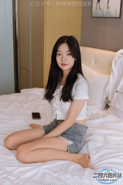 arafed 亚洲妇女坐在床上拿着手机
