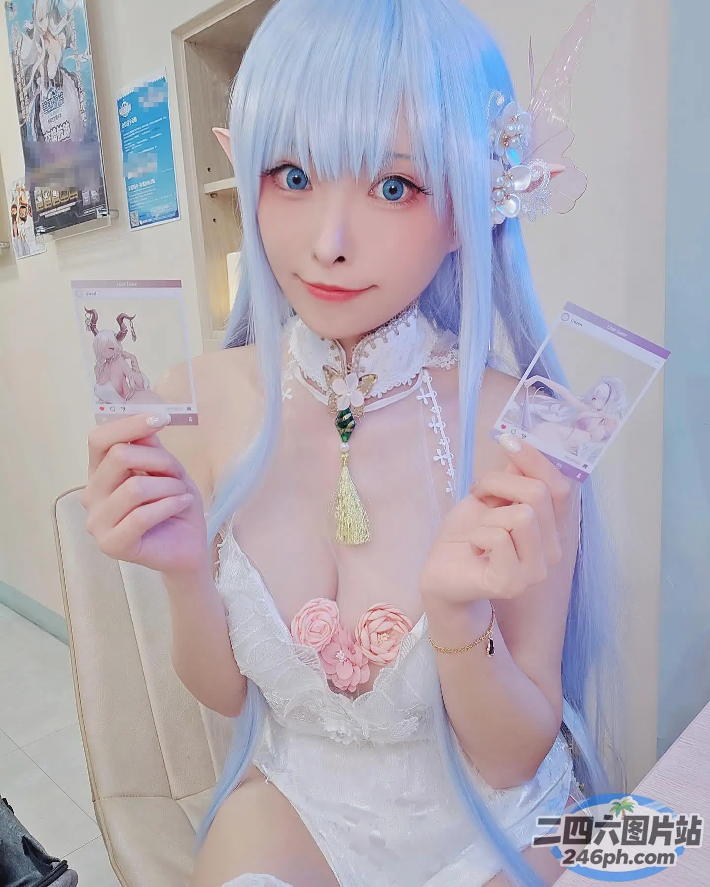 有个蓝头发的女人举着一张卡片